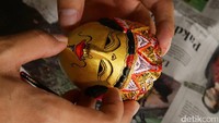 Perajin menunjukkan topeng hasil karyanya. Topeng yang dibuat menggunakan kayu sengon dijual dengan harga Rp 100 ribu hingga Rp 500 ribu. Sedangkan topeng yang menggunakan kayu keras dibanderol dengan harga lebih mahal.