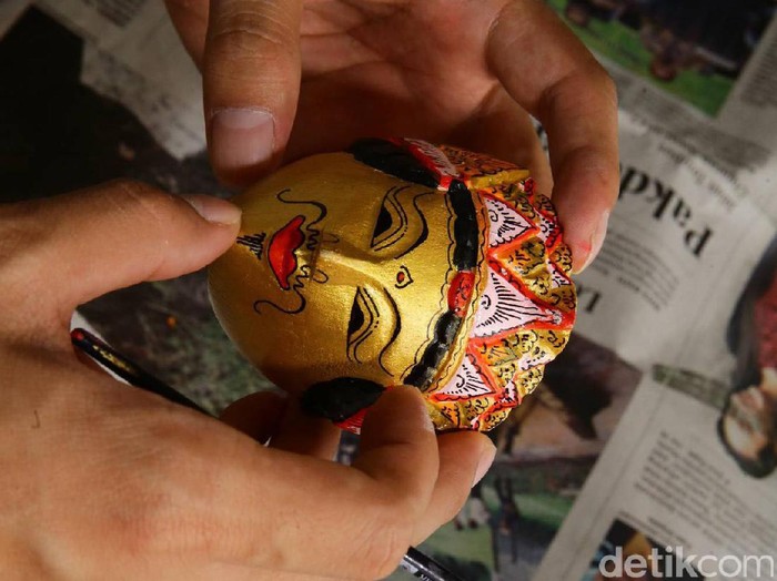 Padepokan Asmoro Bangun terus melestarikan budaya Topeng Malangan. Selain memberikan pelatihan tari, padepokan itu juga memproduksi topeng tersebut. Yuk kita intip pembuatannya.