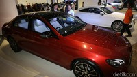 Pengunjung melihat mobil saat pembukaan pameran independen Mercedes-Benz Star Expo 2016 di Ciputra Artpreneur, Jakarta, Rabu (23/11).
