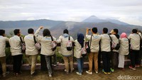 Para Risers menikmati pemandangan Gunung Bromo.
