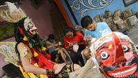 Padepokan itu juga mementaskan wayang topeng setiap 36 hari sekali.