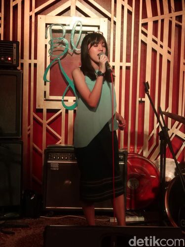 Rizky Febian dan Ify 'Blink' Mendadak Duet di Singapura