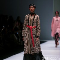 Koleksi terbaru dari Itang Yunasz Yang Mengangkat tema Cindramata di Jakarta Fashion Week 2017. Senayan City. Jakarta. [Foto: Mohammad Abduh/Wolipop]