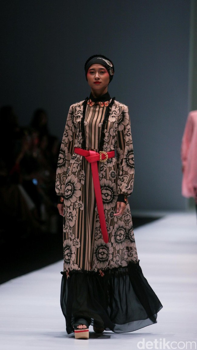 Koleksi terbaru dari Itang Yunasz Yang Mengangkat tema Cindramata di Jakarta Fashion Week 2017. Senayan City. Jakarta. [Foto: Mohammad Abduh/Wolipop]