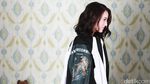 Lucu! Julie Estelle Beradu Pose Bersama Bubbly