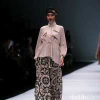 Koleksi terbaru dari Itang Yunasz Yang Mengangkat tema Cindramata di Jakarta Fashion Week 2017. Senayan City. Jakarta. [Foto: Mohammad Abduh/Wolipop]