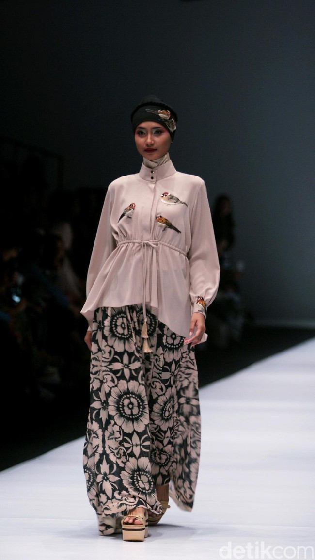 Koleksi terbaru dari Itang Yunasz Yang Mengangkat tema Cindramata di Jakarta Fashion Week 2017. Senayan City. Jakarta. [Foto: Mohammad Abduh/Wolipop]