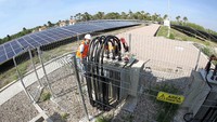 Harga listrik PLTS Oelpuah yang ditandatangani kontrak jual beli listrik (power purchase agreement/PPA) dengan pengembang PT Len (Persero) pada Juli 2015 adalah 25 sen dolar AS per kWh. Pool/Agus Trimukti.