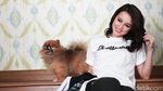 Lucu! Julie Estelle Beradu Pose Bersama Bubbly