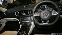 Dari sisi harga SL 400 dibanderol Rp 2,059 miliar (off the road).