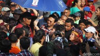 Sejumlah warga ramai saat menyambut Ahok.