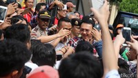 Ahok menyalami warga yang sudah menyemut sejak satu jam sebelum kedatangannya.