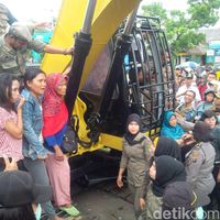 Penertiban permukiman yang berada di pinggiran rel kereta api di Medan, Rabu (23/11/2016)