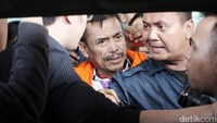 Bambang keluar dari Gedung KPK setelah diperiksa penyidik KPK sekitar pukul 14.21 WIB.