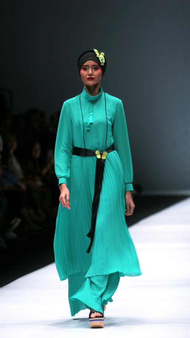 Koleksi terbaru dari Itang Yunasz Yang Mengangkat tema Cindramata di Jakarta Fashion Week 2017. Senayan City. Jakarta. [Foto: Mohammad Abduh/Wolipop]