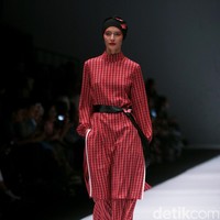 Koleksi terbaru dari Itang Yunasz Yang Mengangkat tema Cindramata di Jakarta Fashion Week 2017. Senayan City. Jakarta. [Foto: Mohammad Abduh/Wolipop]
