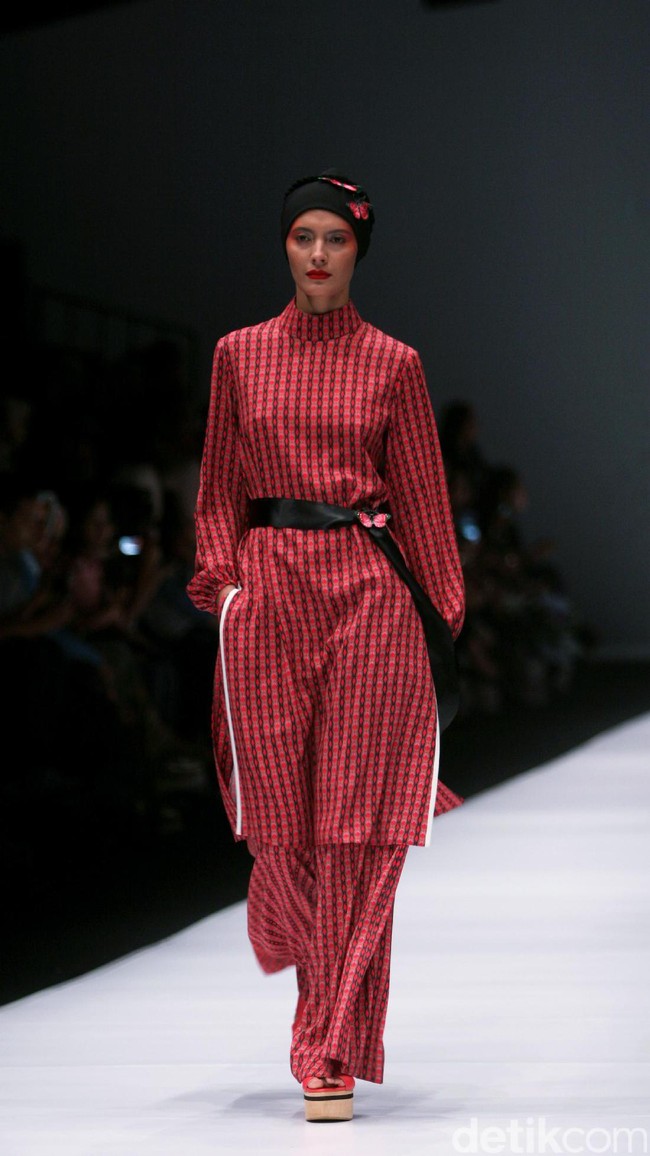 Koleksi terbaru dari Itang Yunasz Yang Mengangkat tema Cindramata di Jakarta Fashion Week 2017. Senayan City. Jakarta. [Foto: Mohammad Abduh/Wolipop]