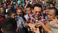 Beberapa warga sangat antusias untuk bersalaman dengan mantan bupati Belitung Timur itu.
