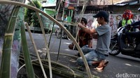 Perajin menyelesaikan kerangka ondel-ondel dari bambu. Satu pasang rangka ondel-ondel tanpa pakaian dan aksesoris dijual pada kisaran Rp 500.000.