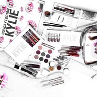 Ini Lipstik Edisi Liburan Kylie Jenner yang Mengandung Bubuk Berlian