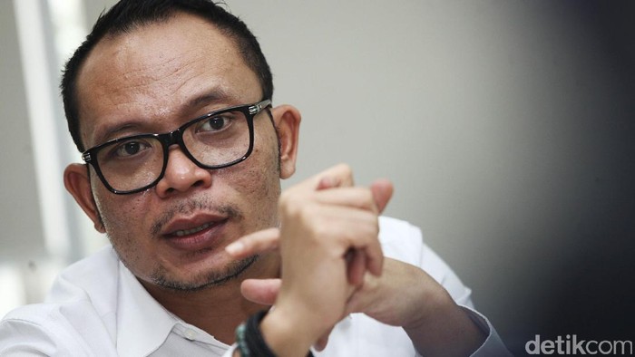 Menteri Ketenagakerjaan pada Kabinet Kerja (2014-2019). Ia pernah menjadi anggota DPR RI periode 2009-2014 dari PKB mewakili Jawa Tengah khususnya wilayah Kabupaten Batang, Kabupaten Pekalongan, Kota Pekalongan dan Kabupaten Pemalang . Ia bertugas Komisi X DPR RI yang mengurusi masalah Pendidikan, Olahraga, Pariwisata, Kesenian dan Kebudayaan. Muhammad Hanif Dhakiri adalah seorang politisi muda Ketua DPP Partai Kebangkitan Bangsa yang mengabdi untuk partai tersebut sejak tahun 1998. Hanif juga pernah aktif di Pergerakan Mahasiswa Islam Indonesia (PMII) dan dipercaya untuk menjadi Wakil Ketua Umum Dewan Koordinasi Nasional gerakan Pemuda Partai Kebangkitan Bangsa (DKN Garda Bangsa) Periode 2006-2011.
