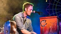 Mereka bahkan juga memiliki piano yang dihias gambar-gambar seperti yang sering digunakan Chris Martin. (Dok. Instagram/coldplacecoldplaytribute)