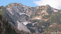 Pemandangan pegunungan Alpen yang tertutup salju. Pemandangan indah lainnya adalah lembah dengan danau yang kebiruan (Fitraya/detikTravel)