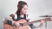 Penyanyi berusia 31 tahun itu terlihat memesona dengan rambut cepolnya.