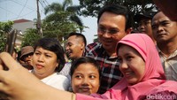 Seperti biasa, sejumlah ibu-ibu terlihat asyik selfie bersama Ahok.
