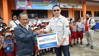 Para risers juga memberikan sejumlah bantuan.