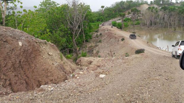 Jalan menuju Desa Takirin yang terpencil di pelosok Atambua