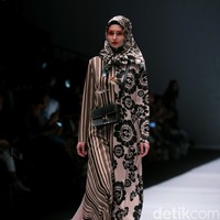 Koleksi terbaru dari Itang Yunasz Yang Mengangkat tema Cindramata di Jakarta Fashion Week 2017. Senayan City. Jakarta. [Foto: Mohammad Abduh/Wolipop]