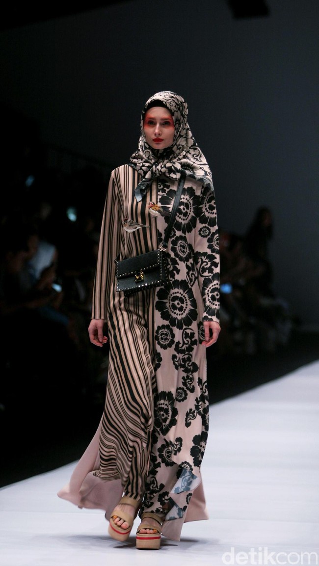 Koleksi terbaru dari Itang Yunasz Yang Mengangkat tema Cindramata di Jakarta Fashion Week 2017. Senayan City. Jakarta. [Foto: Mohammad Abduh/Wolipop]
