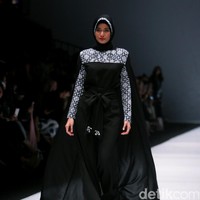 Koleksi terbaru Zaskia Sungkar mengangkat tema Senja Kala di Jakarta Fashion Week 2017. Senayan City. Jakarta. [Foto: Mohammad Abduh/Wolipop]