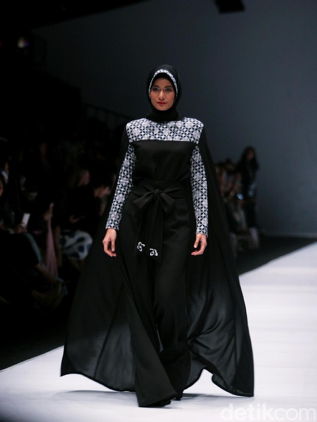 Koleksi terbaru Zaskia Sungkar mengangkat tema Senja Kala di Jakarta Fashion Week 2017. Senayan City. Jakarta. [Foto: Mohammad Abduh/Wolipop]