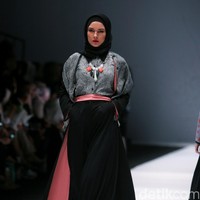 Koleksi terbaru Zaskia Sungkar mengangkat tema Senja Kala di Jakarta Fashion Week 2017. Senayan City. Jakarta. [Foto: Mohammad Abduh/Wolipop]