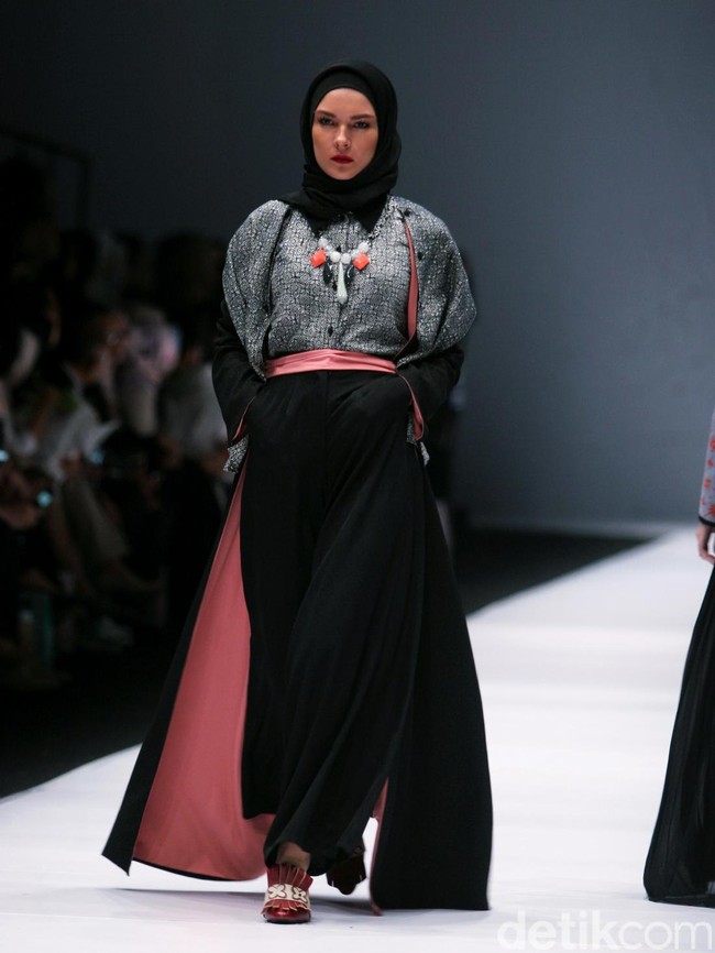 Koleksi terbaru Zaskia Sungkar mengangkat tema Senja Kala di Jakarta Fashion Week 2017. Senayan City. Jakarta. [Foto: Mohammad Abduh/Wolipop]