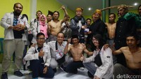 Para risers juga sempat berfoto bersama warga Desa Ngandas, sebuah desa tertinggi di Pulau Jawa.