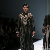 Koleksi terbaru dari Itang Yunasz Yang Mengangkat tema Cindramata di Jakarta Fashion Week 2017. Senayan City. Jakarta. [Foto: Mohammad Abduh/Wolipop]