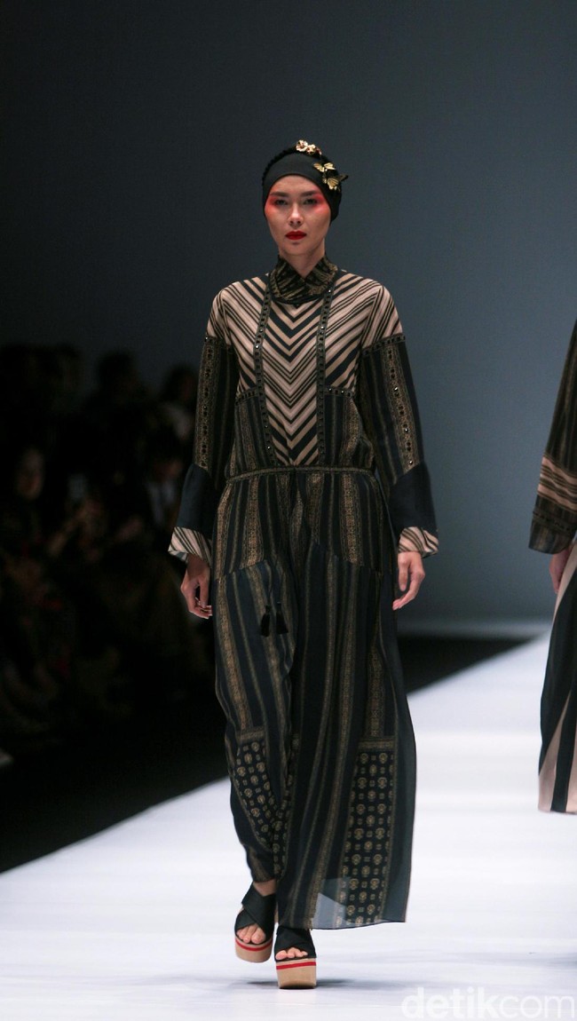 Koleksi terbaru dari Itang Yunasz Yang Mengangkat tema Cindramata di Jakarta Fashion Week 2017. Senayan City. Jakarta. [Foto: Mohammad Abduh/Wolipop]