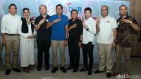 Calon Wakil Gubernur DKI Jakarta, Sandiaga Uno (empat kiri), didampingi ibunda Mien Uno (dua kiri), kakak Sandiaga, Idra Uno (kiri), CEO Polmark Indonesia, Eep Syaefullah (empat kanan) Koordinator INSIDER, Anthony Leong (tiga kanan), Wakil Koordinator Insider, Aghnia Syahputra (kanan) usai memberikan pelatihan kepada INSIDER (Anies Baswedan-Sandi Uno Digital Volunteer) di Jakarta, Rabu (23/11/2016).