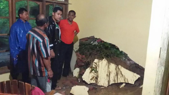 4 Rumah Diterjang Longsor di Trenggalek, Dua Hancur