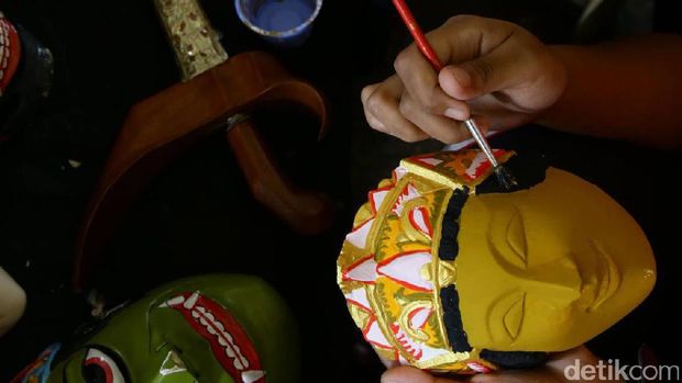 Mengintip Pembuatan Topeng Malangan Padepokan Asmoro Bangun terus melestarikan budaya Topeng Malangan. Selain memberikan pelatihan tari, padepokan itu juga memproduksi topeng tersebut. Yuk kita intip pembuatannya.