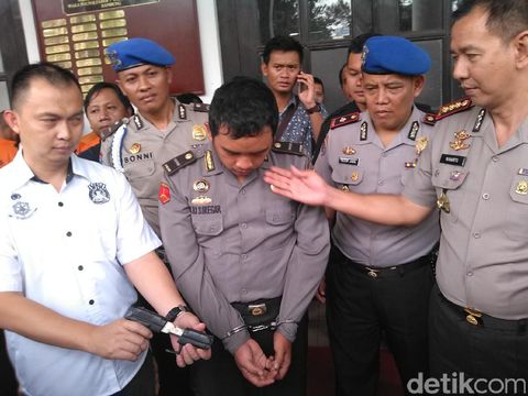  Rilis penangkapan dua polisi gadungan di Mapolrestabes Bandung, Rabu (23/11/2016).