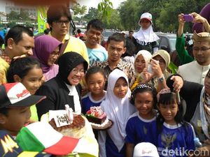 Risma Diberi Kejutan Kue Ulang Tahun Saat Resmikan Lapangan Softball