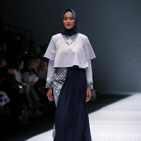 Koleksi terbaru Zaskia Sungkar mengangkat tema Senja Kala di Jakarta Fashion Week 2017. Senayan City. Jakarta. [Foto: Mohammad Abduh/Wolipop]