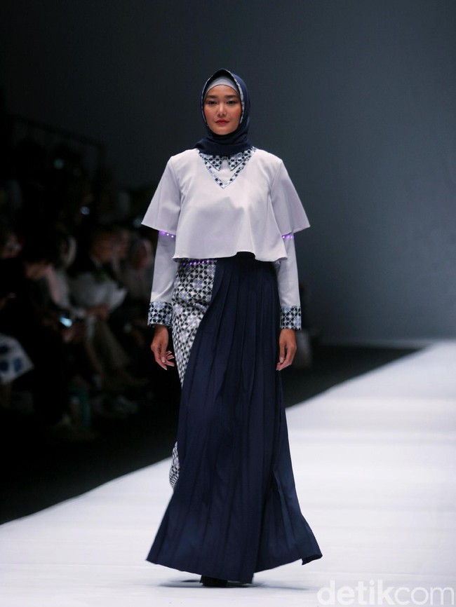 Koleksi terbaru Zaskia Sungkar mengangkat tema Senja Kala di Jakarta Fashion Week 2017. Senayan City. Jakarta. [Foto: Mohammad Abduh/Wolipop]