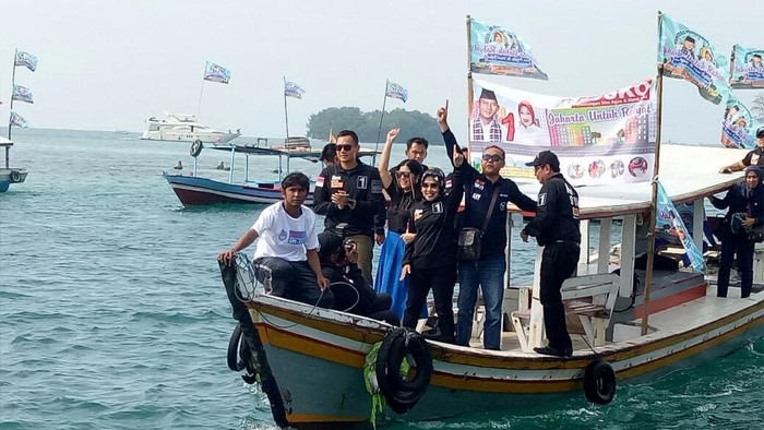 Menepi ke Pulau Kelapa, Agus dan Sylviana Naik Kapal Nelayan