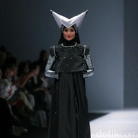Koleksi terbaru Zaskia Sungkar mengangkat tema Senja Kala di Jakarta Fashion Week 2017. Senayan City. Jakarta. [Foto: Mohammad Abduh/Wolipop]