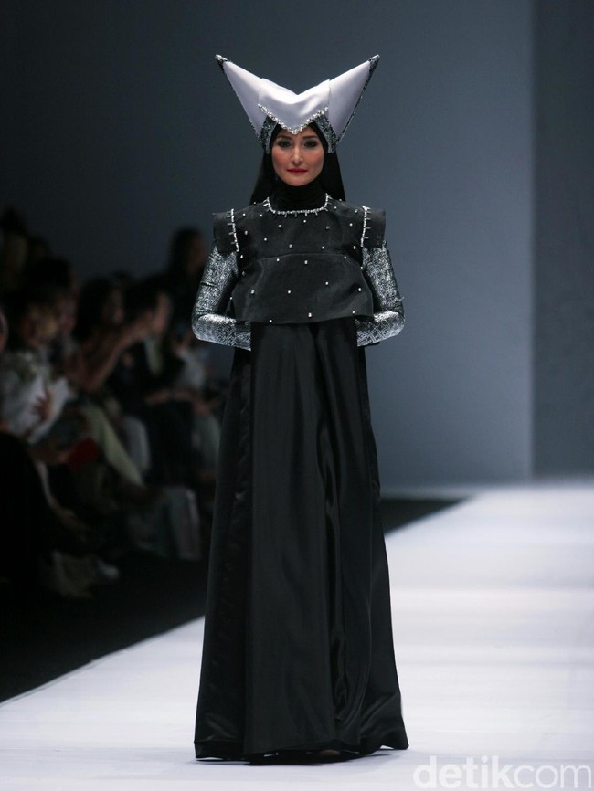 Koleksi terbaru Zaskia Sungkar mengangkat tema Senja Kala di Jakarta Fashion Week 2017. Senayan City. Jakarta. [Foto: Mohammad Abduh/Wolipop]